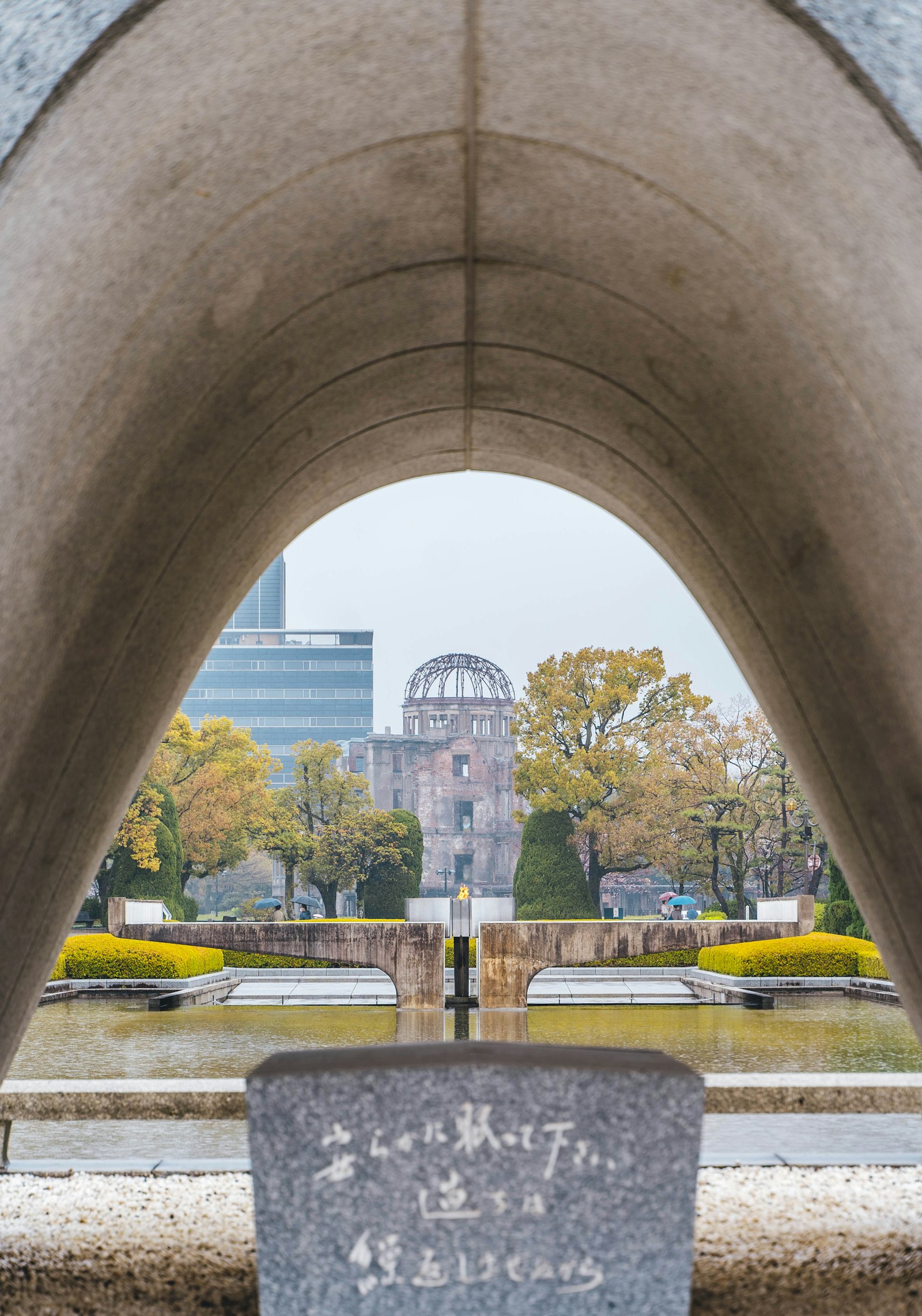平和記念公園を歩く人々